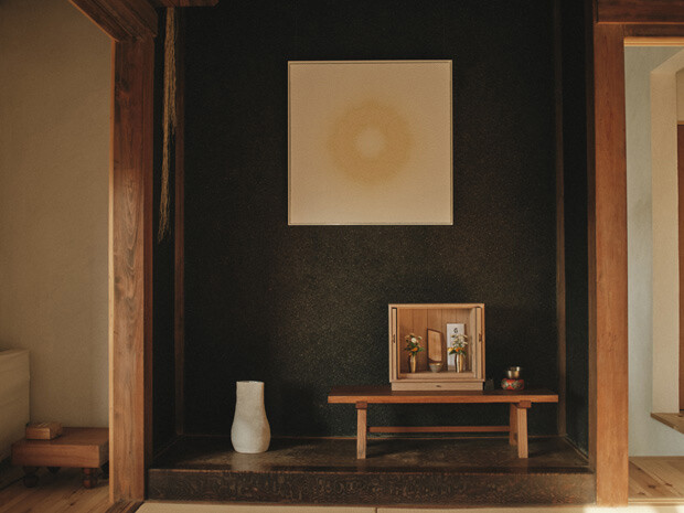 床の間には空間を威圧しないよう、木工作家さんにつくってもらったという小さな仏壇が。掛けられているのは画家・GOMAさんの絵。仏壇との見事な調和を見せる。