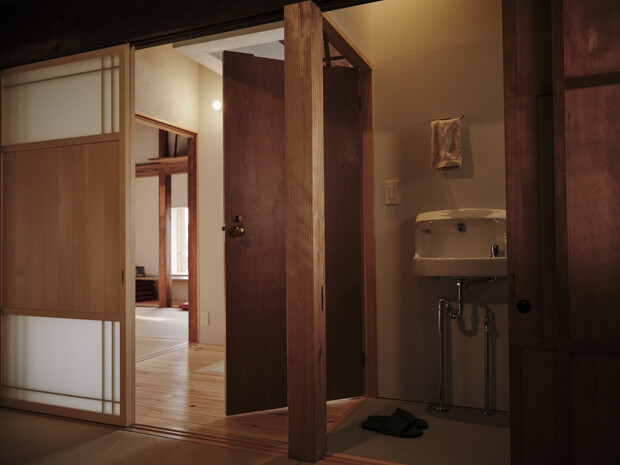 新たに設けたトイレはオフィスからも居住スペースからも入れるように、扉がふたつ付いている。