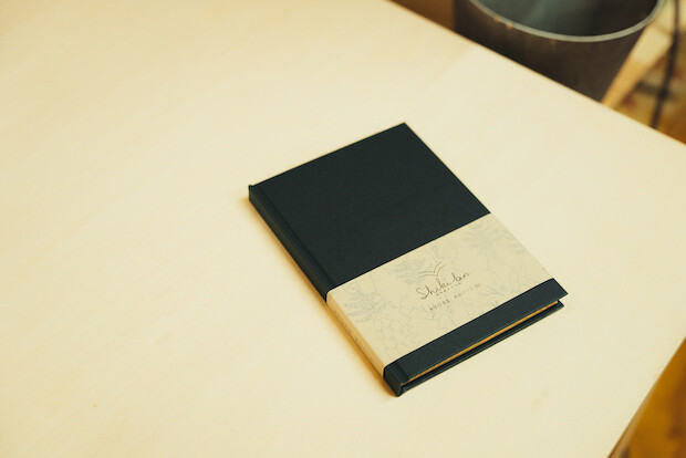 〈信州経木Shiki〉でつくられた木のノート〈Shiki bun〉。美篶堂の手製本で綴じられている。