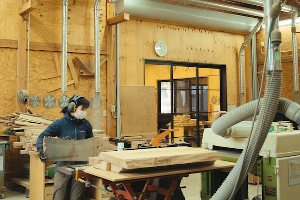 地元で伐採・製材してもらった木材を買い付けて家具をつくっている工程。