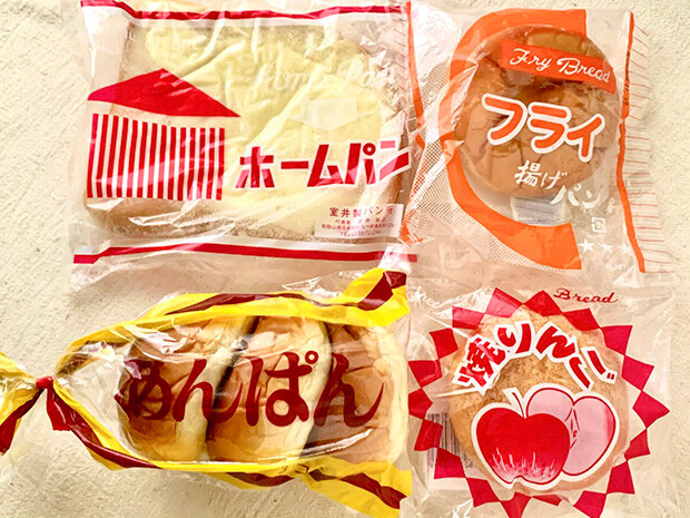1954年（昭和29年）創業の〈室井製パン所〉がつくるパンは、地元のおやつとしても親しまれているそう。左上から時計回りに、〈ホームパン〉、〈フライ揚げパン〉、〈焼きリンゴ〉、〈あんぱん〉（写真提供：Momo＊Kinariさん／@Momo_kinari ）