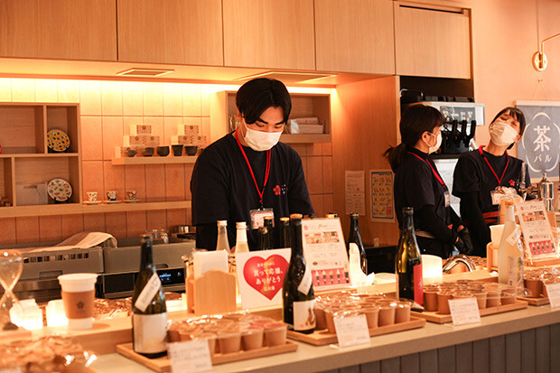 〈八重洲いしかわテラス〉の飲食スペースのカウンター。日本酒が並ぶ