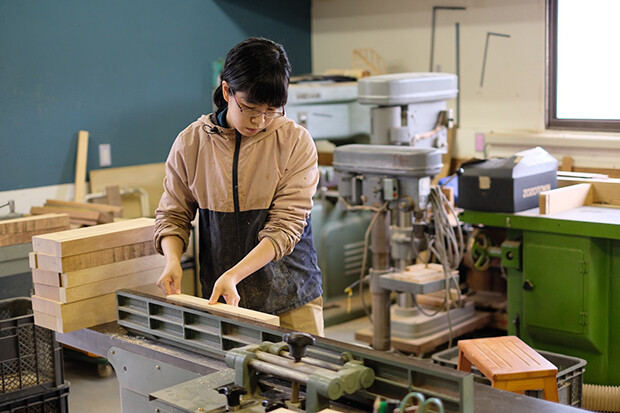 松本育さんは2021年に小田原市江之浦でまつもと木工所を開業。