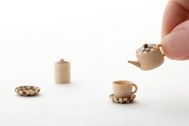 斎藤久夫さんの曲鉋と手挽きを駆使してつくった〈豆茶器〉。フタやソーサーは小林じゅんのさんが１ミリ角で寄せた素材を用いています。