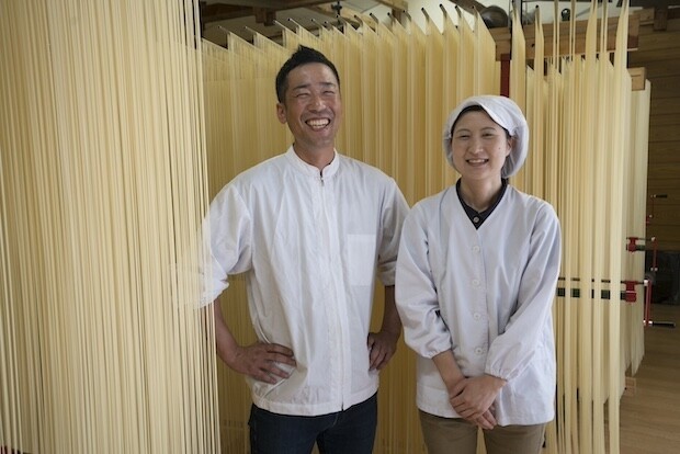 南慎太郎さん（左）、こころさん（右）夫妻。