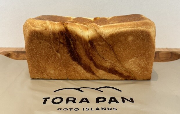 〈しっとり、さつまいも食パン〉は島内で予約完売、通販は順次開始予定。