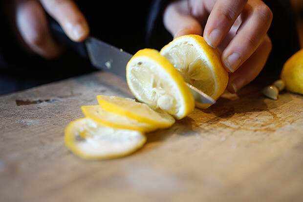 柚子を包丁で切っている写真。