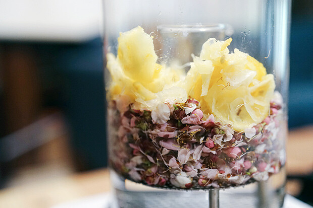 梅の花のがくと柚子の薄皮を蒸留器に詰めた写真。