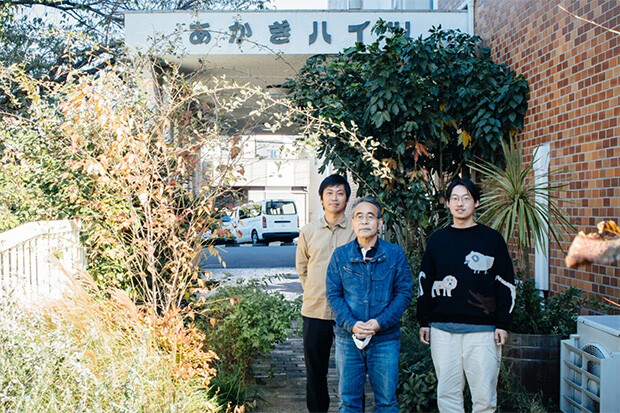 （左から）殿塚、赤城社長、よっちゃん。緑豊かなエントランスにて。（撮影：Hajime Kato）