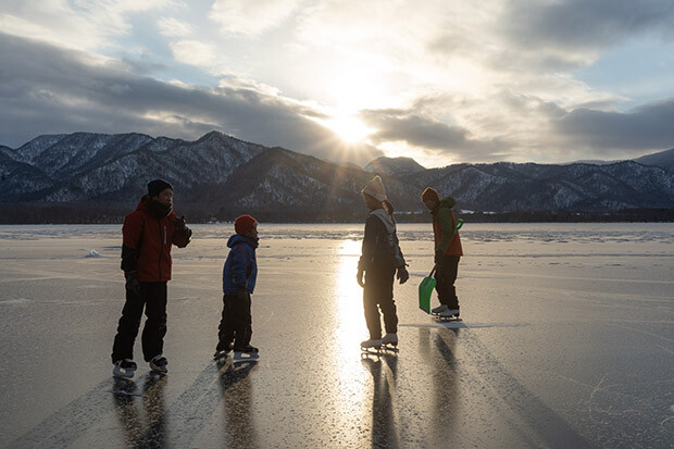 凍った屈斜路湖の上で遊ぶ、放課後の子供たち。（写真提供：Tomoki Kokubun）