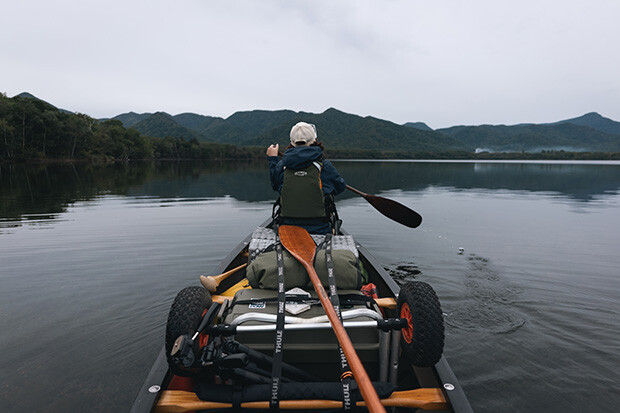 「嫁さんと、釧路川源流から海へ。水の旅の１日目」。カヌーには、テントやキャンプ道具、食料品など。荷物満載の図。（写真提供：Junki Yarinome）