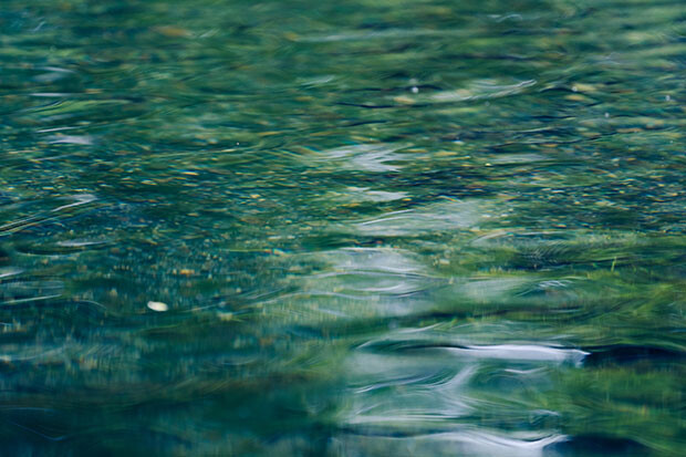 「屈斜路湖とか釧路川源流って、本当に水がきれい。僕は恵まれている場所で仕事しているって思います」。そんな気持ちが高じて撮影した、屈斜路湖の水面。（写真提供：Junki Yarinome）