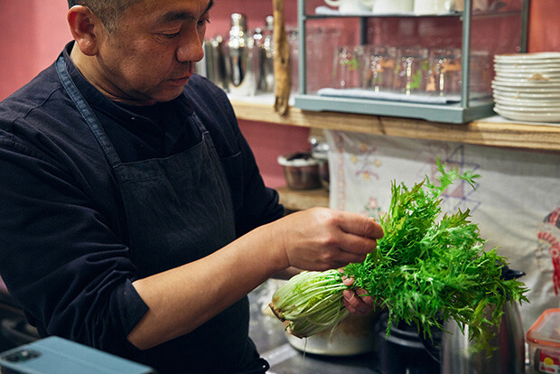 野菜を見て、触って。手に持っているのは、福岡の「晩成千筋京水菜」。