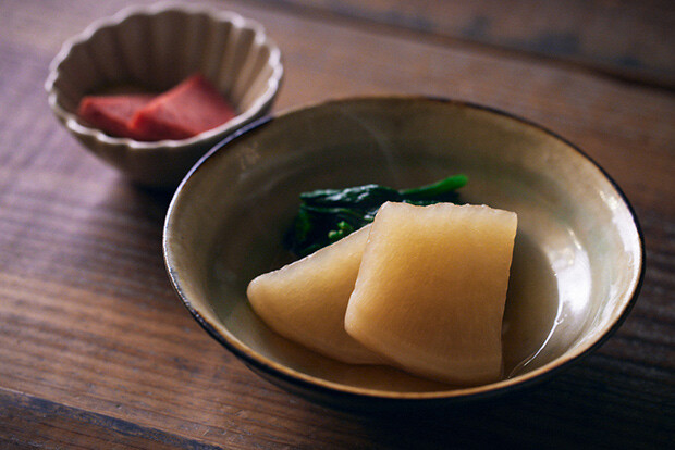 写真左から「杉箸赤かんぱの糠漬け」（福井）、「横川つばめ大根の煮物」（長崎）