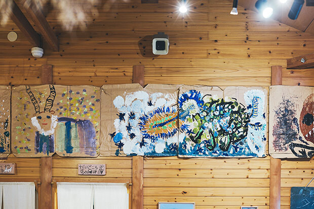 2023年の同イベントで企画された、「親子のお絵かき教室」で皆川さんが、子どもたちと一緒に米袋のキャンバスに描いた作品。