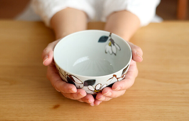 九谷焼の伝統を受け継ぐ茶碗「好日茶碗 コブシ花文」