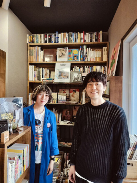 ディスプレイは古本好きの漫画家仲間カラサキ・アユミさん（左）に依頼。