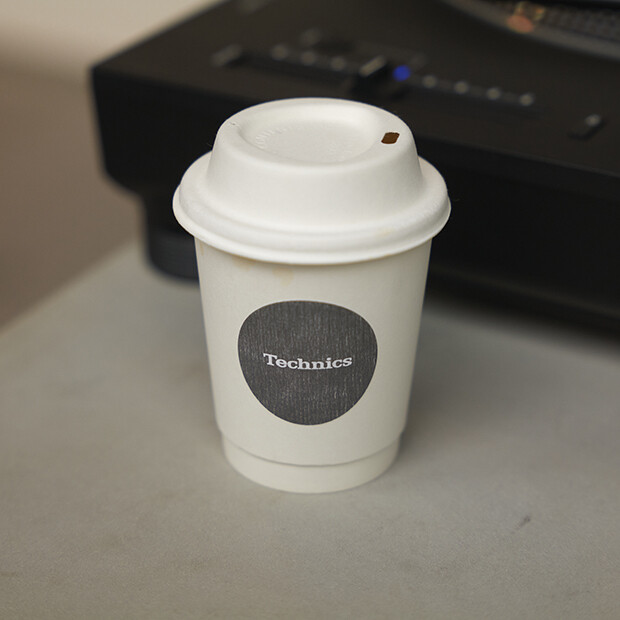 コーヒーはもちろんご当地〈小川珈琲〉が監修。一杯一杯ドリップしてサーブ。