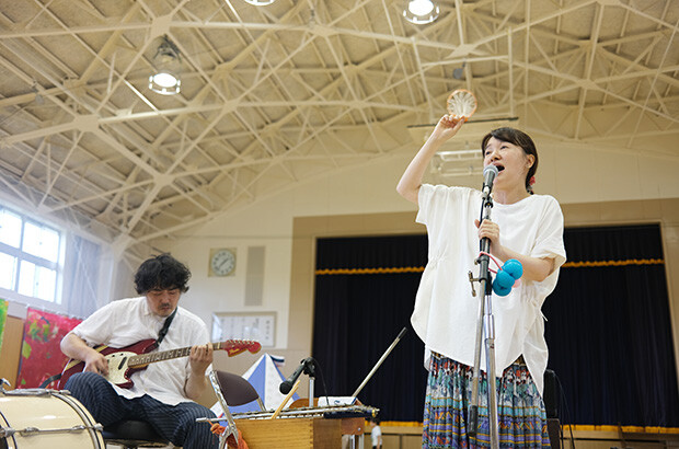 昨年、旧美流渡中学校で開催した長澤さんのライブ。ヌルマユの中村さんがギターとバスドラを担当した。