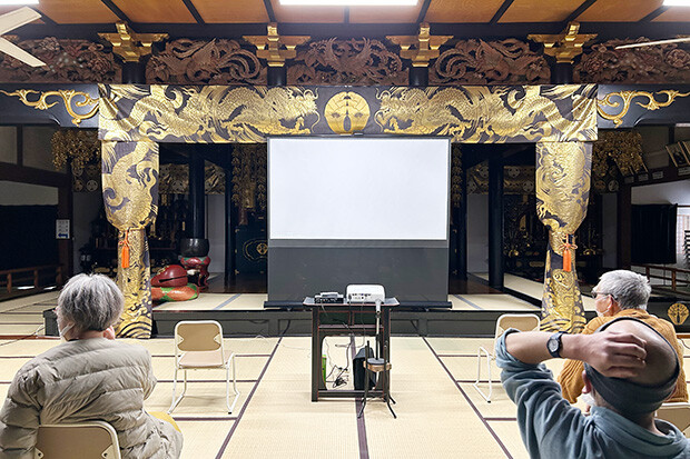 阿弥陀寺では「OTERAシアター」と題し、住職がセレクトした映画を定期的に上映している。３月は耳の聞こえないプロボクサーの姿を描いた映画『ケイコ　目を澄ませて』（三宅唱監督）が上映された。