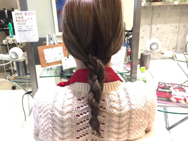 ロールパンみたいなシニヨンがかわいい。三つ編みまとめ髪の作り方_2