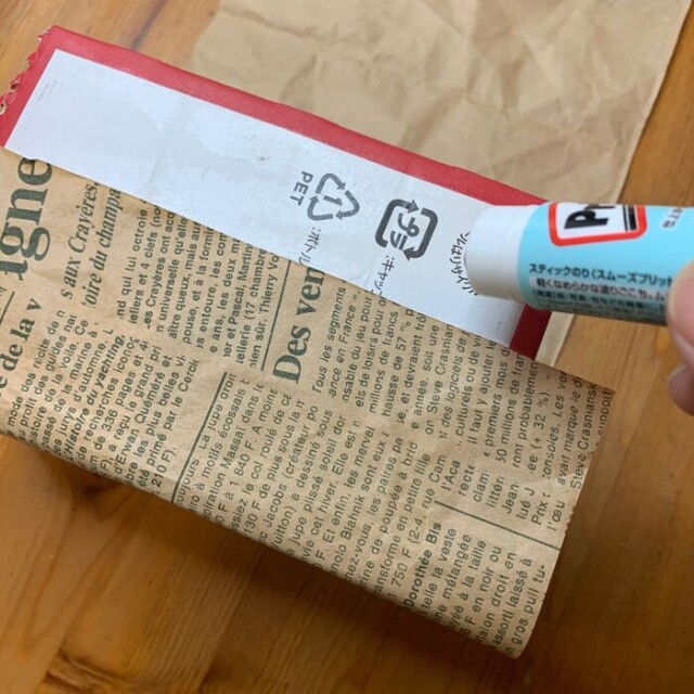 R-1の箱に包装紙をのりで貼り付けます。