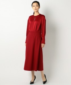 レッドのロングワンピースは、これこそ30代・40代に着て欲しいアイテム。若い女性では浮ついてしまうであろうアイテムが似合うのは大人の女性ならではです