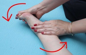 足をねじります。かかと・つま先に手を添えてねじり、10秒キープ。これを3回行います。足裏・甲の筋肉をほぐし血行を促進させます。