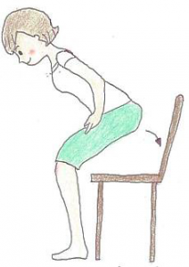 お尻を後ろに引くようにしながら、ゆっくり膝を曲げる。腰、お尻、ももの筋肉を意識することがポイントです。