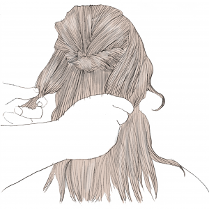 残しておいた横の髪の毛を、両方とも後ろに持ってきて結びます。結ぶ位置は、（1）の結び目の下に結ぶのがポイントです