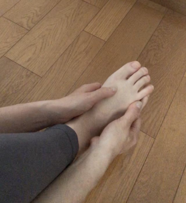 STEP4：足の甲の骨の間をマッサージ