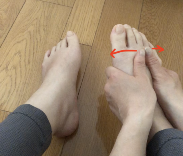 STEP1：足の甲を外側に伸ばす