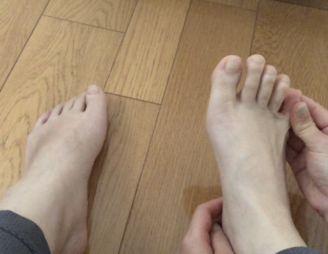 STEP2：足の指をマッサージ