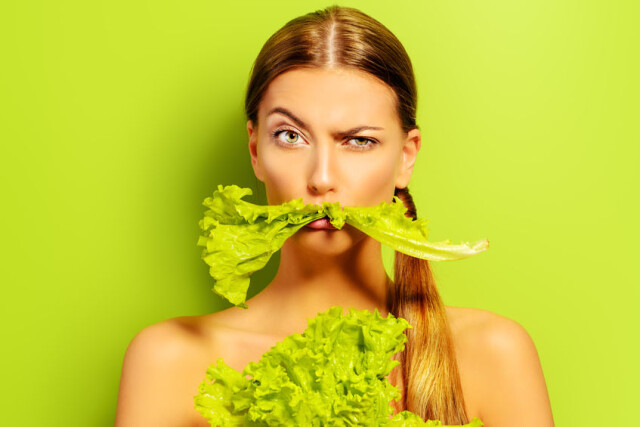 生野菜を食べる女性