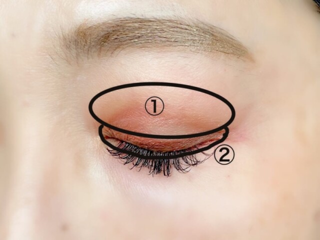 チップで直接二重瞼の部分に伸ばし、反対側のアイライナーで目頭から目尻まで線を引きます