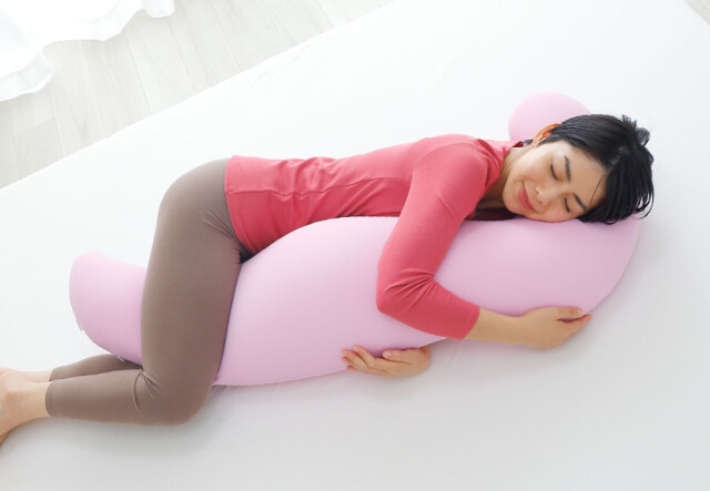 リラックスを提供するMOGUの抱き枕、椿オイル加工で肌にやさしく