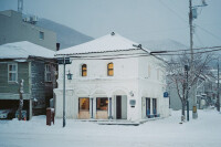 景観形成指定建築物を改修した、北海道函館の一棟貸しの宿〈Portside Inn Hakodate〉