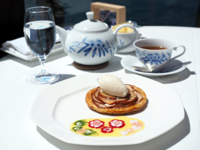 箱根で唯一「おいしい紅茶の店」に認定♪ 芦ノ湖畔の絶景広がるカフェ「サロン・ド・テ ロザージュ」