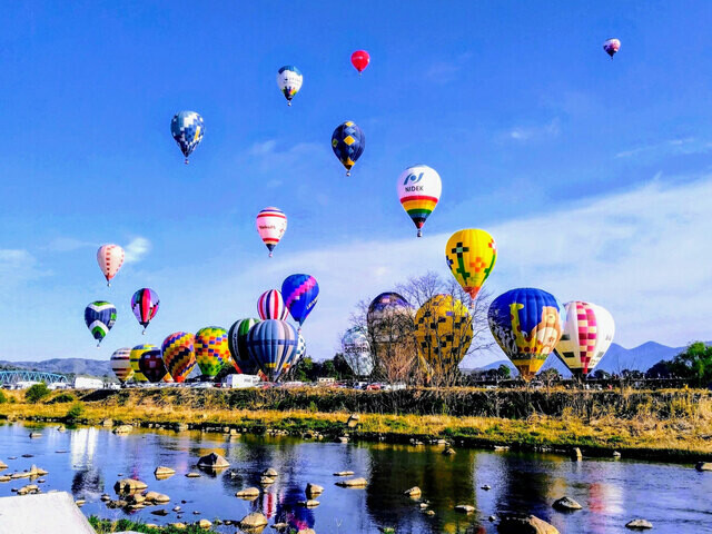 【長野県 2024年版】  春の絶景・風物詩10選 気球は40機超 空を彩る佐久バルーンフェスティバル