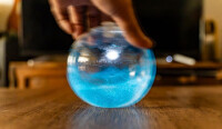 手のひらサイズのガラス球の中で神秘的に発光するプランクトンを育てる飼育キット「BIOSPHERE」