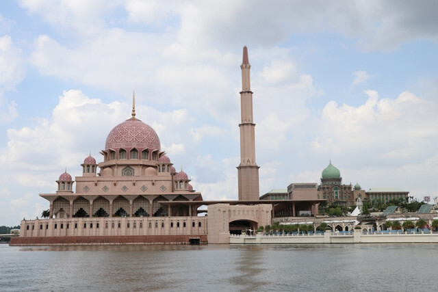 【マレーシア】湖の上からプトラモスクを見られるプトラジャヤ湖クルーズ体験