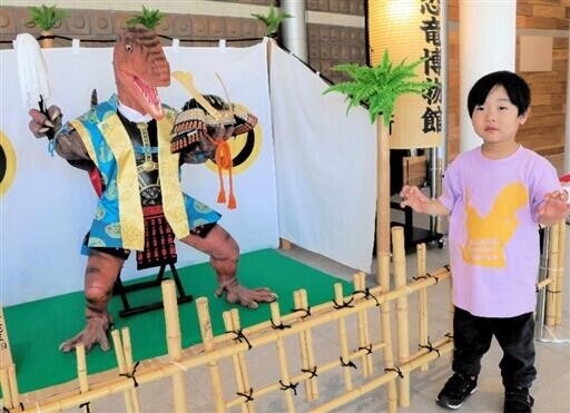〝武者恐竜〟見参　五月人形を展示　勝山の県立恐竜博物館