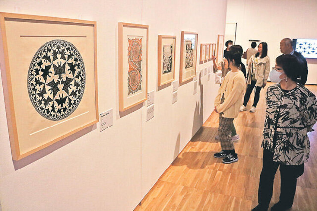 錯視の仕掛けに驚き　富山県美術館、エッシャー展が開幕
