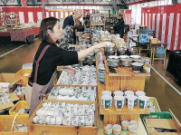 九谷茶碗まつり開幕　３会場に５０店　復興応援コーナーも開設