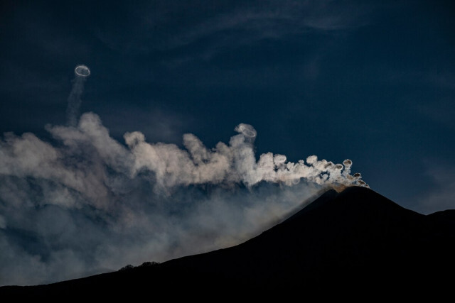 火山が「煙の輪」を吐き出す謎を解明、珍現象のわけも