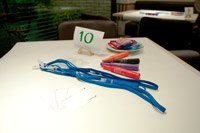 テーブルの上にはペンや模造紙が