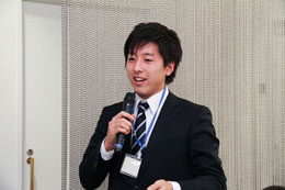 手を挙げて答える参加者