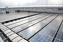 ビル全体の電力の一部として使う太陽光エネルギーを取り入れるソーラーパネル