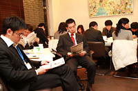 岩口さんのプレゼンテーションに耳を傾ける参加者たち