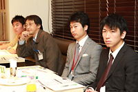 田井中さんの話に、興味深く聞き入る参加者たち